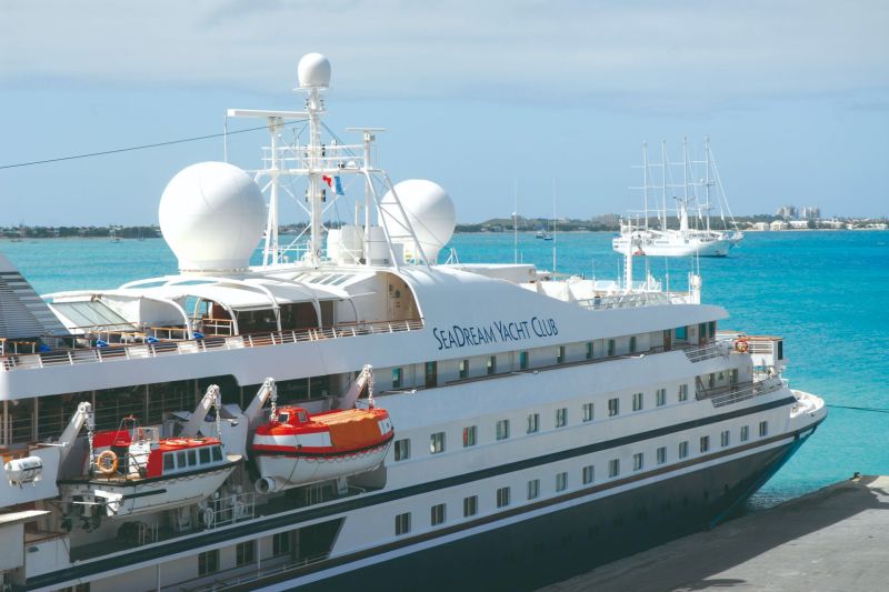 Passage of the cruise ships in Marigot