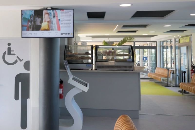 Avis de publicité : distributeur à la gare maritime